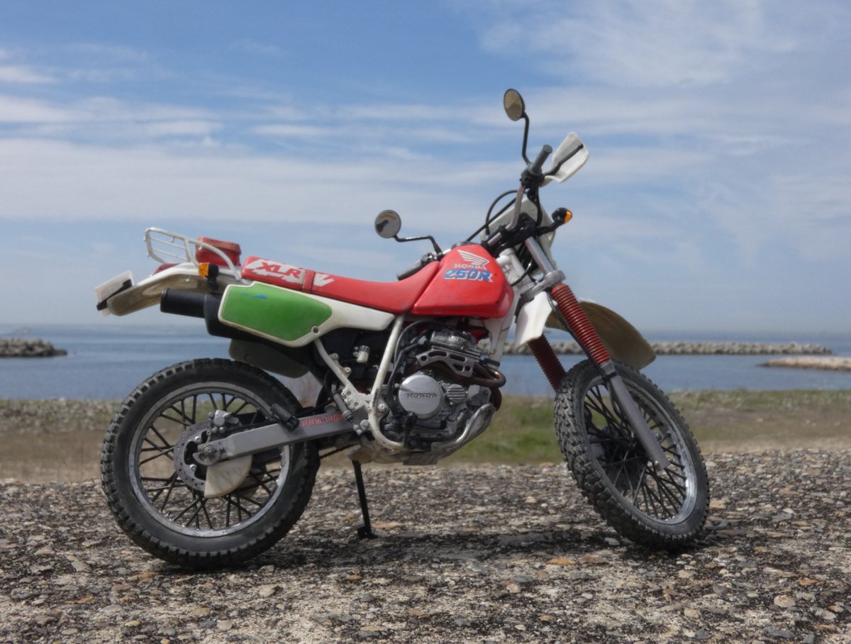 mabuchiroshi's tweet image. 楽しい晩酌模型です。「XLR250弟ver」
おさがりで乗ってたバイクがプラモに！いちいち組み立てが懐かしかったです。ｈ13㎝
＃ハセガワ ＃HONDA #XLR250
