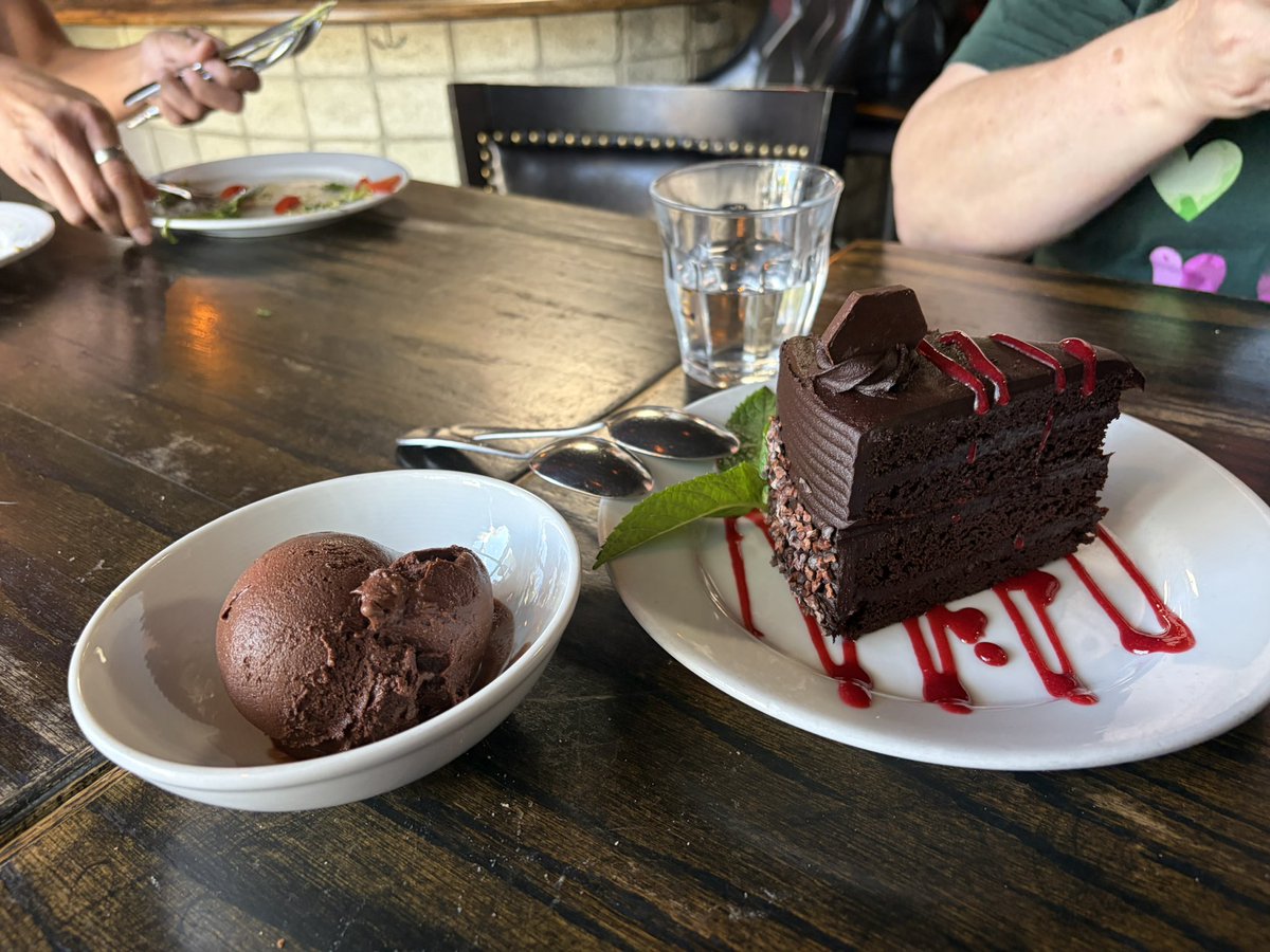 catzandcookiez's tweet image. Met up for lunch with someone I met on insta because we both love pedro pascal :) great #vegan food at Pura Vita in weho. #pedropascal