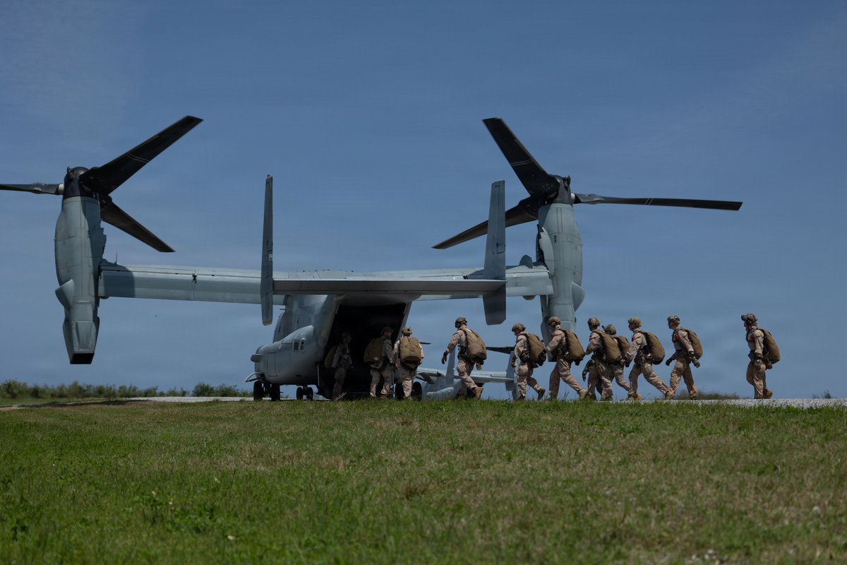 PacificMarines's tweet image. The sky is falling! No, that's a #Marine.
#PacificMarines with @3d_Marine_Div, conduct parachute #operations training from an MV-22 #Osprey on Ie Jima, Okinawa, Japan, April 8, 2026.

📷: Sgt. Anna Geier | @USMC