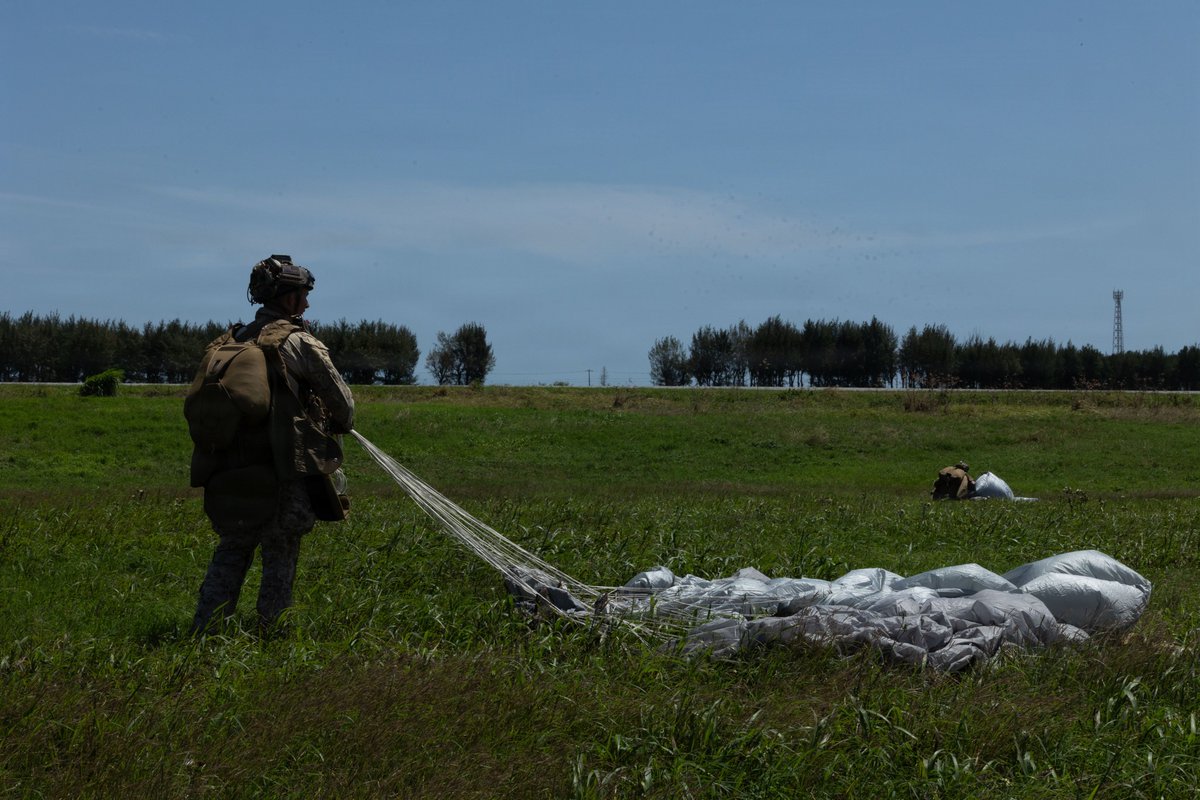PacificMarines's tweet image. The sky is falling! No, that's a #Marine.
#PacificMarines with @3d_Marine_Div, conduct parachute #operations training from an MV-22 #Osprey on Ie Jima, Okinawa, Japan, April 8, 2026.

📷: Sgt. Anna Geier | @USMC