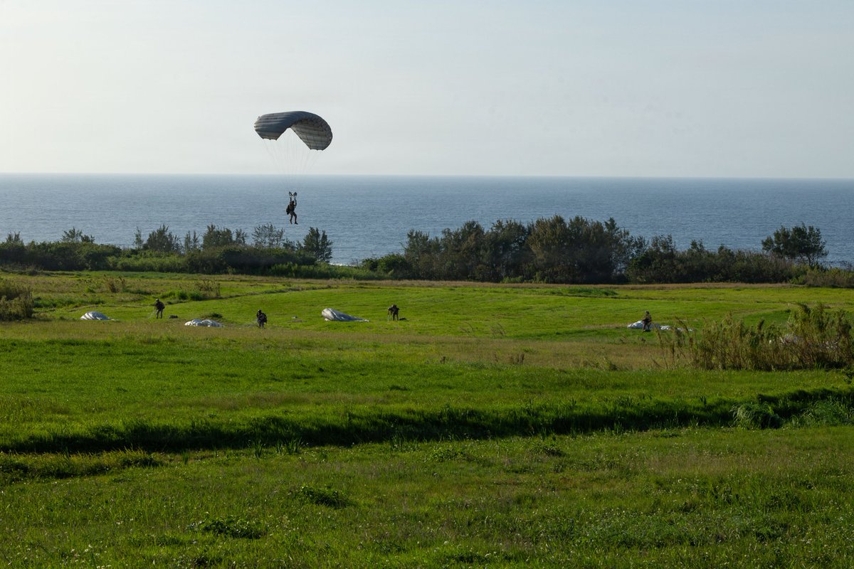 PacificMarines's tweet image. The sky is falling! No, that's a #Marine.
#PacificMarines with @3d_Marine_Div, conduct parachute #operations training from an MV-22 #Osprey on Ie Jima, Okinawa, Japan, April 8, 2026.

📷: Sgt. Anna Geier | @USMC