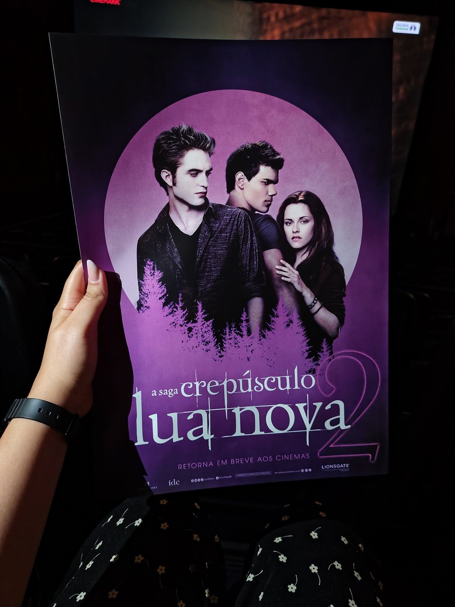 bheere_'s tweet photo. Fui no cinema assistir lua nova e ganhei um pôster AMEI https://t.co/etJ2cBOxXu