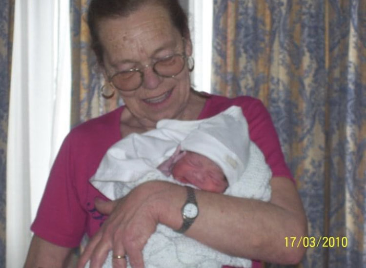 Hoy estuve todo el día raro… algo me pasaba y no le encontraba la vuelta. 
Ese raro de cuerpo y corazón.

Y recién alguien me recuerda… “hoy es el día de la partida de tu mami… un beso”.
Ahí entendí todo.

La siento tan viva todos los días q me olvido del día de su partida.