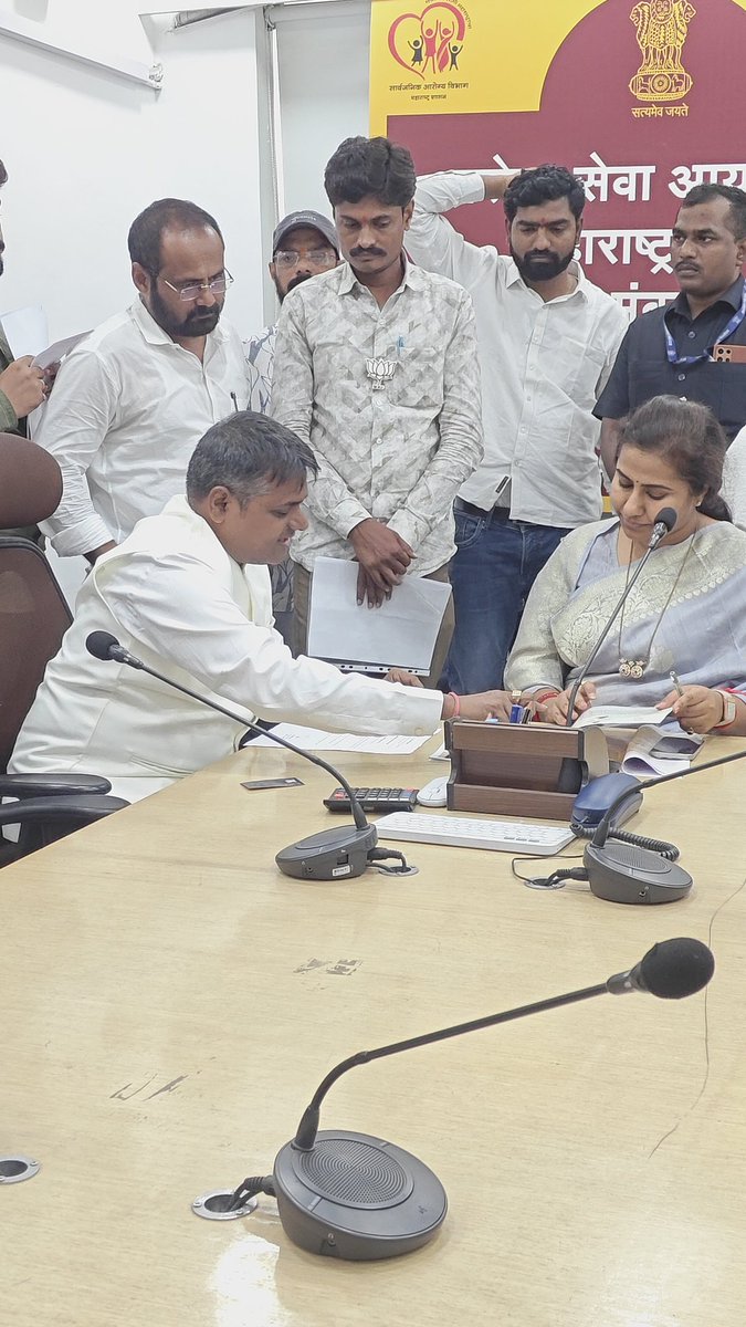 Yogawithajay_ku's tweet image. At Arogya Bhavan, Mumbai, had an insightful discussion with Hon. Minister Meghna Sakore-Bordikar Ji on Public Health &amp;amp; Yoga Science.
A step towards a Stress-Free Society through preventive healthcare &amp;amp; yoga.
#MeghnaSakoreBordikar #MeghnaTai #PublicHealth #YogaScience #Maharashtra