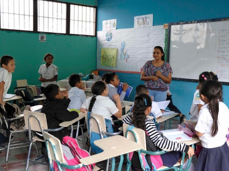 📢 ¡Atención maestras y maestros!
Tras la aprobación del Presupuesto General el Gobierno anuncia incrementos salariales 

🔹 L 5,538 para docentes no egresados de escuelas normales
🔹 L 5,338 para docentes egresados de escuelas normales
🔹 L 3,938 para docentes con licenciatura