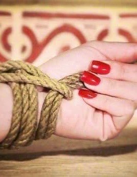 No es mi sumisa, pero es mi sumisa; ella lo sabe y yo también.