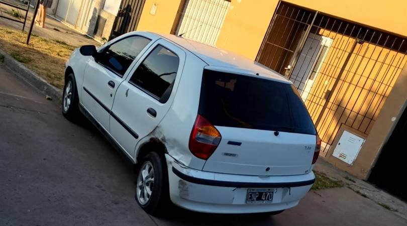 ESTE ES EL AUTO DEL GITANO BEN WHITE! 

SI SE HACE EXPULSAR LE VAMOS A PRENDER FUEGO EL AUTO. 

ATT. LA BARRA