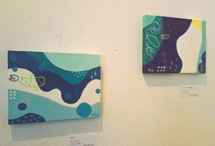 arttruthsince09's tweet photo. ギャラリーart Truthにて「まつくらくみこ個展・うみと おひさまと そらと こころと 2026」開催中！4/28(火)迄。open11-19時＊最終日17時迄。午後から雨になる予報です。傘を持ってお出かけください。ギャラリーHPからもWEB注文も承り中！
https://t.co/rW87ic7rv1
https://t.co/RnYinSBgi0 https://t.co/uM3nvpoZL6
