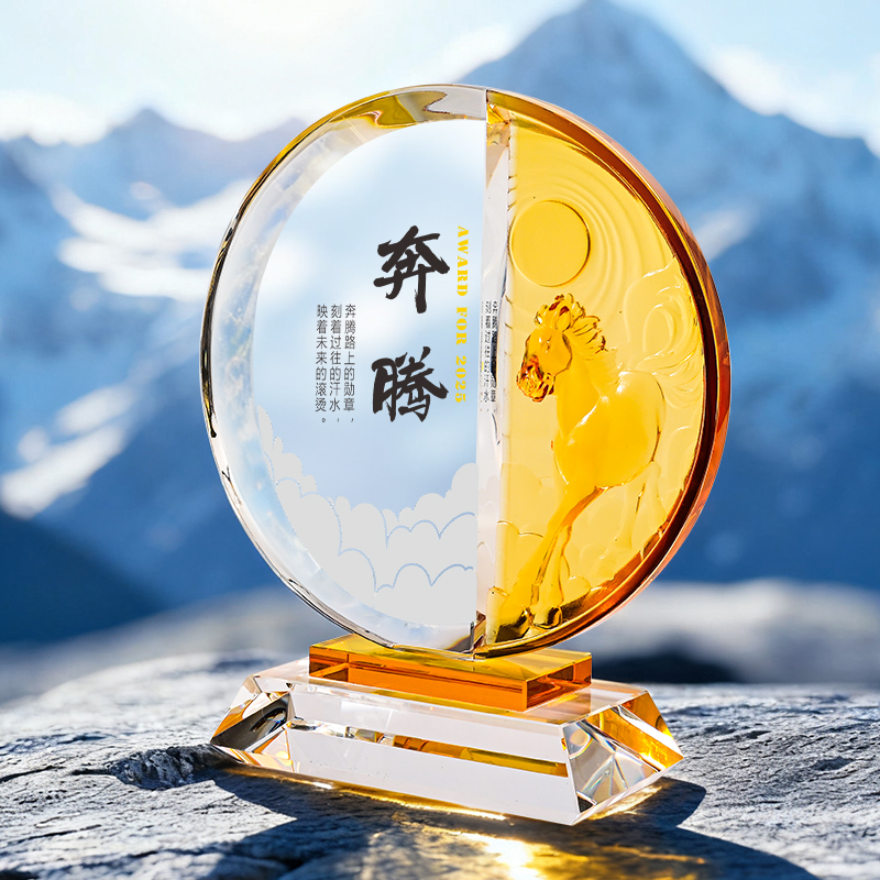 selinagoodday's tweet image. Half clear crystal, half gilded glass – it’s stunning when the light hits it!
The hand-carved relief of the galloping horse is so lifelike, down to every detail of its mane and muscles.
 It symbolizes taking the lead and forging ahead fearlessly.
#award #annualaward #trophy