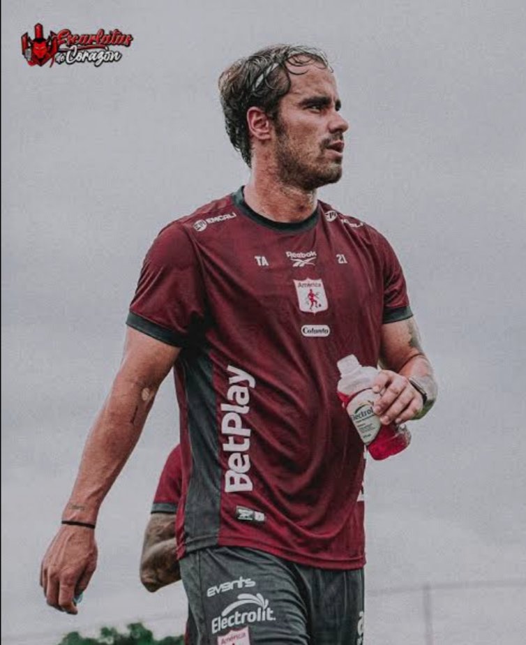 Alzatee11 tweet media