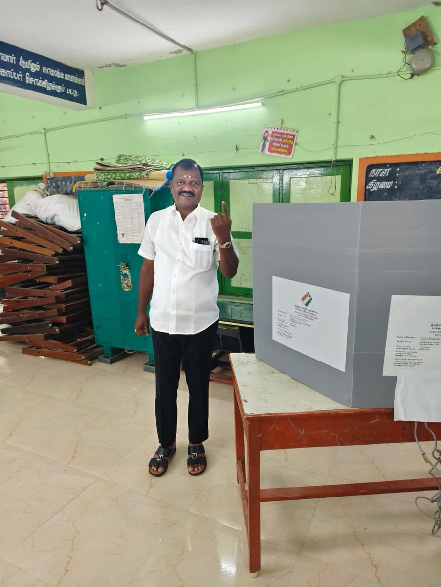 M_Boopathi_'s tweet photo. திருவள்ளூர் மேற்கு மாவட்டம், திருத்தணி நகரத்தில் உள்ள வாக்குச்சாவடி மையத்தில் முதல் நபராக எனது வாக்கினை செலுத்தினேன்.
#வாக்களியுங்கள்_100%
@mkstalin | @Udhaystalin
@arivalayam|@DMKITwing
#ஸ்டாலின்_தொடரட்டும்_தமிழ்நாடு_வெல்லட்டும் https://t.co/z9RCTKrzDc