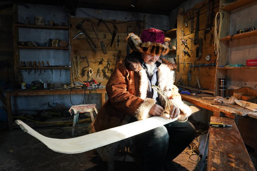 ChinaInPerson's tweet photo. Slanbek Sahishi (斯兰别克·沙合什) is a #master craftsman of ancient #Kazakh fur skis. Based in #Altay,  NW #China’s #Xinjiang, he makes every pair of #skis by hand the old-fashioned way, applying #horse hair that is slick when traveling downhill but grips when climbing uphill. https://t.co/MXHByYKJP9