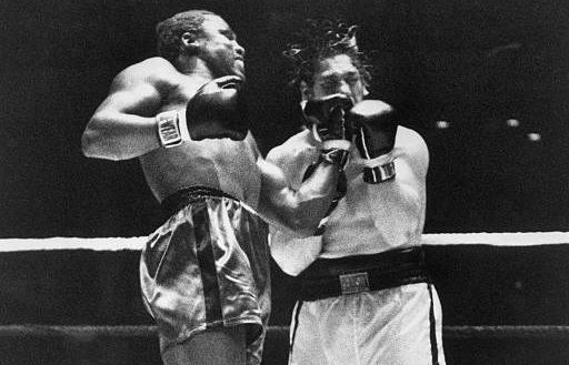 HVYWeightHeroes's tweet image. Smokin' Joe Frazier blasts rugged Argentine Oscar Bonavena with a vicious uppercut at the Philadelphia Spectrum in 1968. Unlike their razor-close tilt in 1966, Frazier dominated the rematch and won by lop-sided 15 round decision. #Heavyweight #History #Boxing