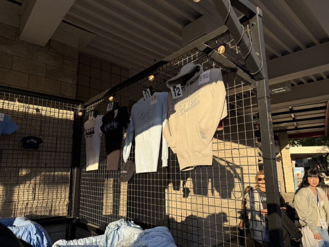 DanielSeaveyHQ's tweet image. #NEW📲| @SeaveyDaniel ‘s tour merch👀

cred: @silvia_cortez_