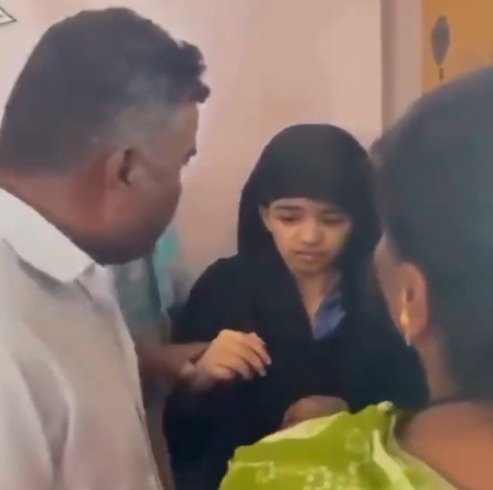 AmitNationlist's tweet image. धर्मांतरण, दुष्कर्म, वेश्यावृति...
चेहरे पर और घबराहट से साफ दिखाई दे रहा है, कि आखिर इस लड़की ने ऐसी क्या क्या यातनाएं झेली होगी...

पुणे का बताया जा रहा ये लव जिहाद का यह मामला बेहद डरावना है...
बात 2019 की है जब 10th कर एग्जाम देने के बाद से एक हिन्दू लड़की अचानक गायब हो गई,