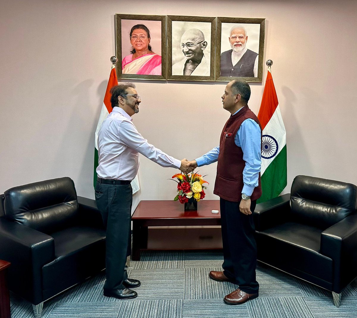 IndiaInShanghai's tweet image. #Indiaonthemove #CleanEnergy #GreenDevelopment #Connectivity Bonds 🛻⚡️ 🌱 

Consul General @PratikMathur1 was happy to meet 🇮🇳 business entrepreneur Shri Narendra M. Murkumbi (@NMurkumbi) to hold discussions on development of #green heavy commercial transport sector to