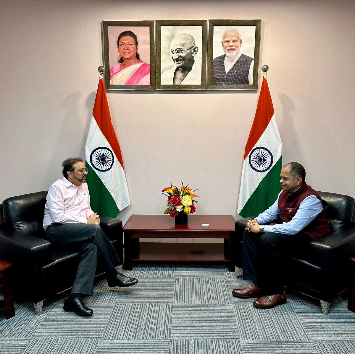 IndiaInShanghai's tweet image. #Indiaonthemove #CleanEnergy #GreenDevelopment #Connectivity Bonds 🛻⚡️ 🌱 

Consul General @PratikMathur1 was happy to meet 🇮🇳 business entrepreneur Shri Narendra M. Murkumbi (@NMurkumbi) to hold discussions on development of #green heavy commercial transport sector to