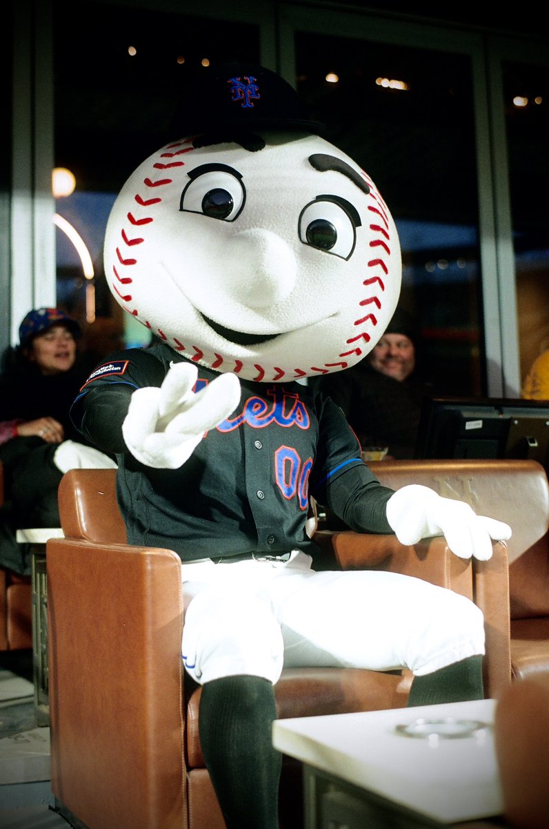 Mr. Met tweet media