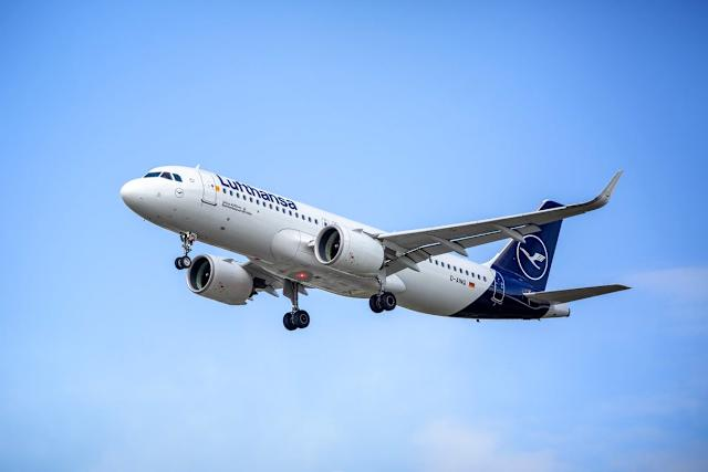 AIRNewsHindi's tweet image. #Lufthansa एयरलाइंस और अन्य यूरोपीय एयरलाइनों की मालिक जर्मन कंपनी ने कहा है कि ईरान युद्ध के कारण तेल की बढ़ती कीमतों और कुछ देशों में जेट ईंधन की कमी की बढ़ती चिंताओं के मद्देनजर वह अक्टूबर तक 20 हजार छोटी दूरी की उड़ानें रद्द करेगी।

#Flights