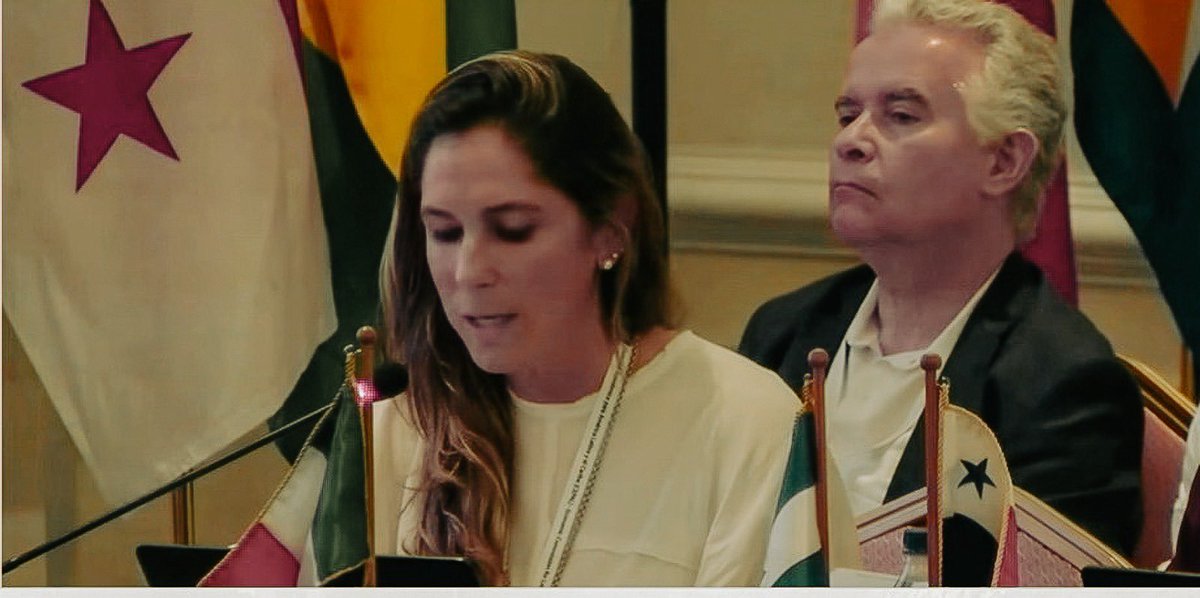 SEMARNAT_mx's tweet photo. 🧵 En la COP4 del Acuerdo de Escazú, la delegada de México, @mariana_boy, compartió avances en la construcción del Plan Nacional de Implementación, instrumento para garantizar derechos ambientales desde una visión soberana y alineada a las prioridades nacionales.

🌎México fue claro: cualquier metodología o instrumento debe respetar plenamente el carácter soberano de la implementación, en apego al Artículo 13 del Acuerdo y reconociendo las capacidades y realidades de cada país.

Las hojas de ruta deben ser herramientas que partan de la realidad de cada país, reconozcan lo que ya existe y orienten acciones prioritarias, sin imponer esquemas que excedan lo acordado en el Acuerdo de Escazú.

#SomosMedioAmbiente