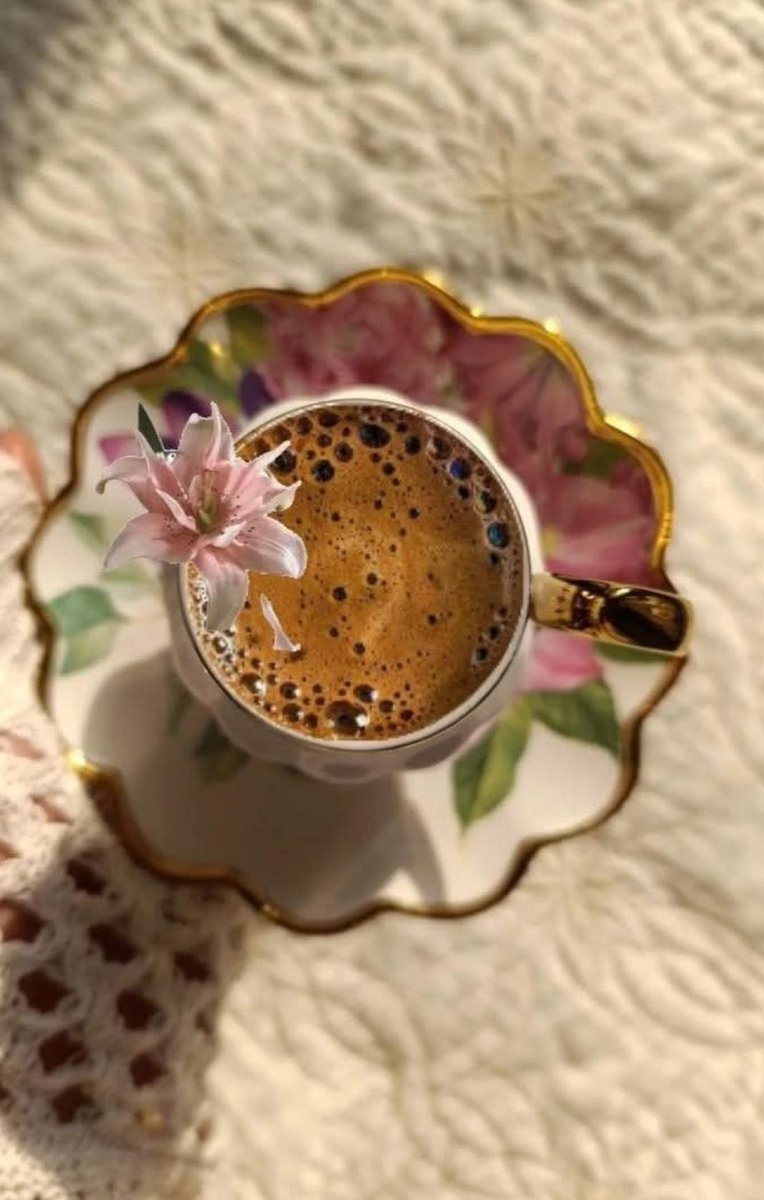 -

-

-

بَرِيدُ الصَّبَاح ⛅️📮: 

يأتي الصباحُ لا ليوقظكَ من نومك، 
بل ليوقظ فيكَ شيئًا كاد أن يَغيب، 
ليقول لك: 
ما زال في العمر متّسع، فلا تلتفت كثيرًا 
لما أثقلك بالأمس، فالله يُبدّل الأحوال 
بلطفٍ لا تراه، ولكنك تشعر به 🤎 .

#صباح_الخير