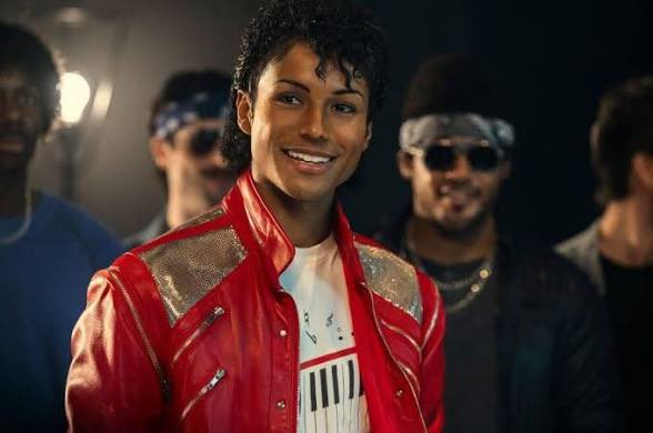 AyCarlosCamacho's tweet photo. La escena de la creación de Beat It es, por mucho, la mejor de toda la película.
Ahí se retrata perfectamente el poder de influencia y la admiración que generaba Michael Jackson como artista.
Es imposible no sentir escalofríos cuando lo ves bailar. Legendario. https://t.co/pqCviU7R0n