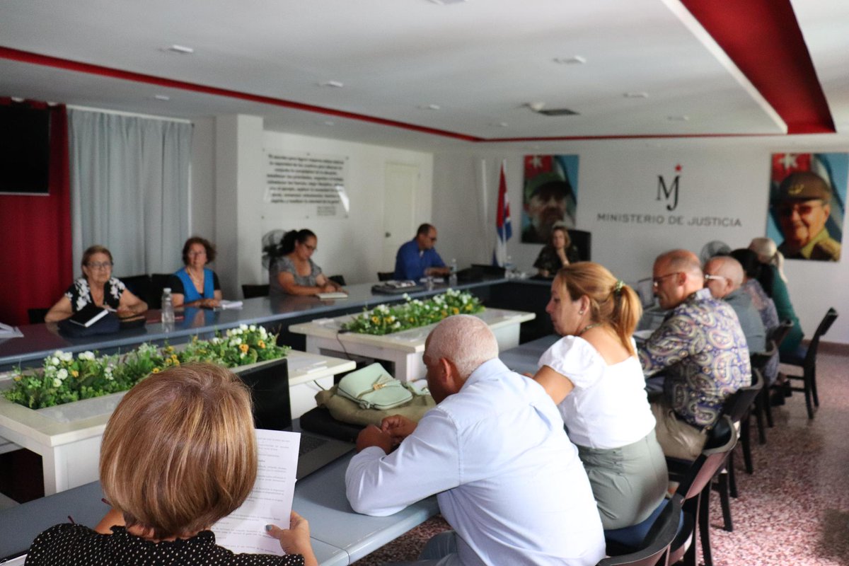 Intercambiamos en <a href="/Minjus_Cuba/">Ministerio de Justicia de la República de Cuba</a> con las autoridades del municipio Plaza para implementar el movimiento #MiBarrioPorLaPatria <a href="/DiazCanelB/">Miguel Díaz-Canel Bermúdez</a> <a href="/MMarreroCruz/">Manuel Marrero Cruz</a> <a href="/DrRobertoMOjeda/">Dr. Roberto Morales Ojeda</a> <a href="/anamarianpp/">Ana Mari Machado</a>