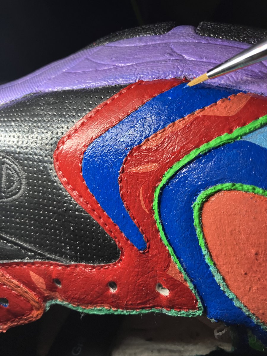 modsoul's tweet image. A couple of close up shots. Customizing a sneaker. Pop Art style. #artistinX #artㅤㅤㅤㅤ #colors