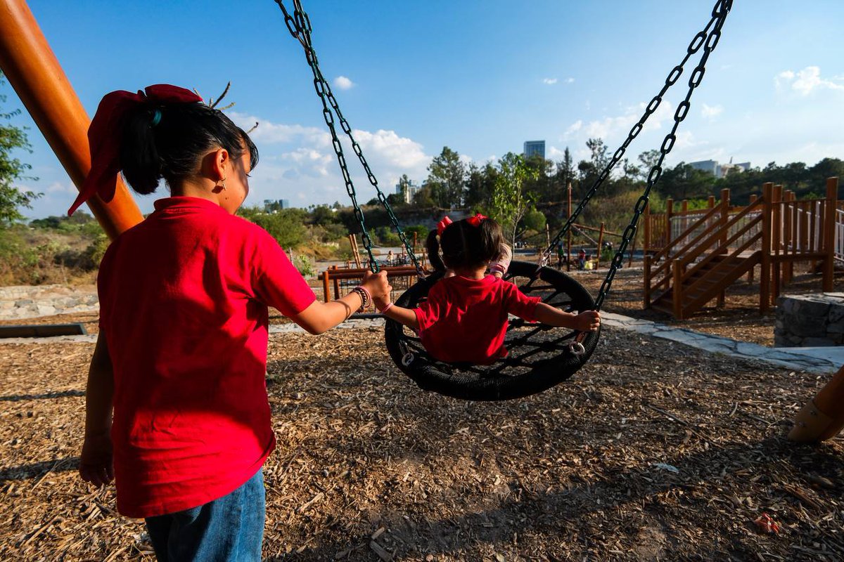GobiernoJalisco's tweet photo. En Jalisco reafirmamos nuestro compromiso con nuestras infancias y con el cuidado de nuestros bosques. 
Tras la recuperación de Colomos III, hemos trabajado de manera multidisciplinaria para transformar este espacio natural en un lugar pensado para todas y todos.
Como parte de este esfuerzo, inauguramos una nueva área de juegos infantiles, donde las niñas y los niños pueden desarrollarse, convivir y divertirse en un entorno 100% familiar.