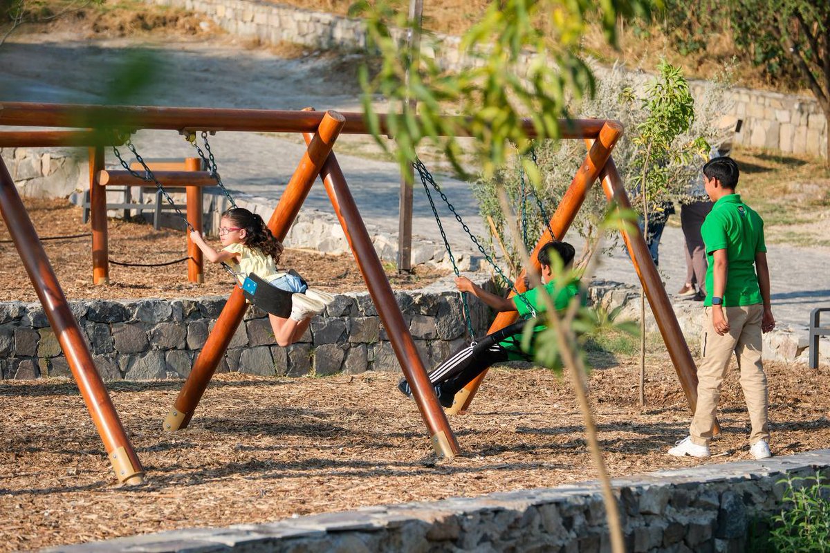 GobiernoJalisco's tweet photo. En Jalisco reafirmamos nuestro compromiso con nuestras infancias y con el cuidado de nuestros bosques. 
Tras la recuperación de Colomos III, hemos trabajado de manera multidisciplinaria para transformar este espacio natural en un lugar pensado para todas y todos.
Como parte de este esfuerzo, inauguramos una nueva área de juegos infantiles, donde las niñas y los niños pueden desarrollarse, convivir y divertirse en un entorno 100% familiar.