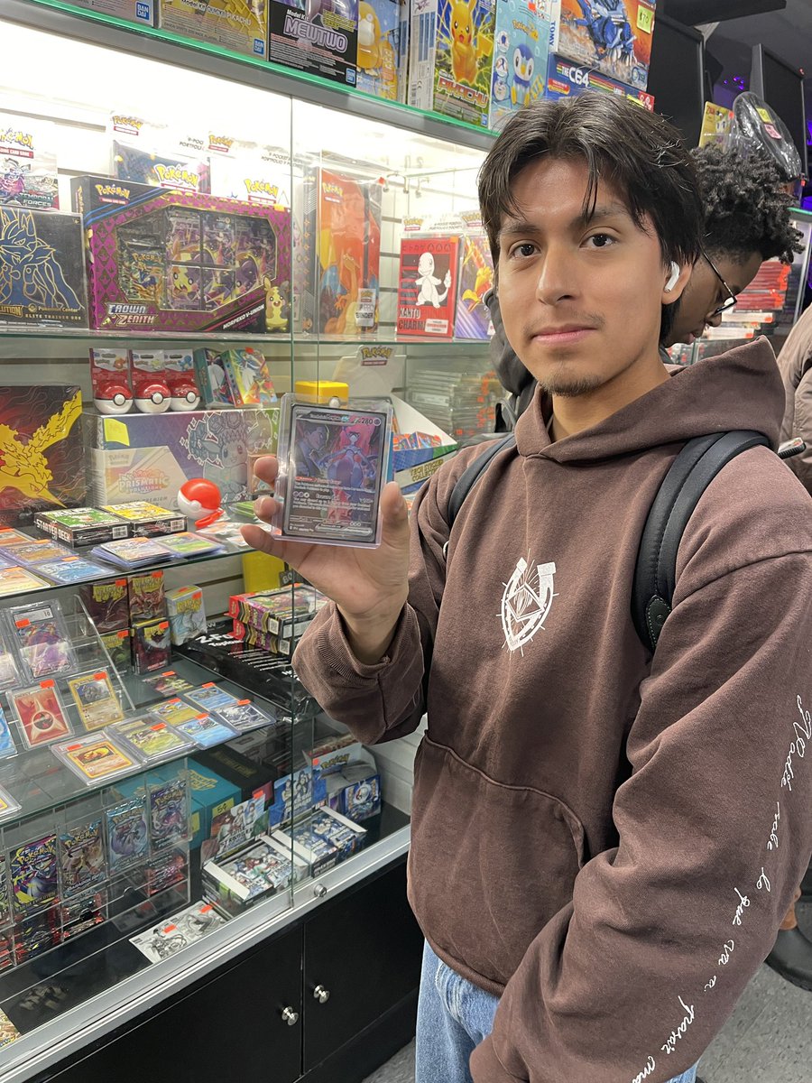 ArcadeBrooklyn's tweet image. Amazing pull 🔥 at #ArcadeBrooklyn #Mewtwo #DestinedRivals