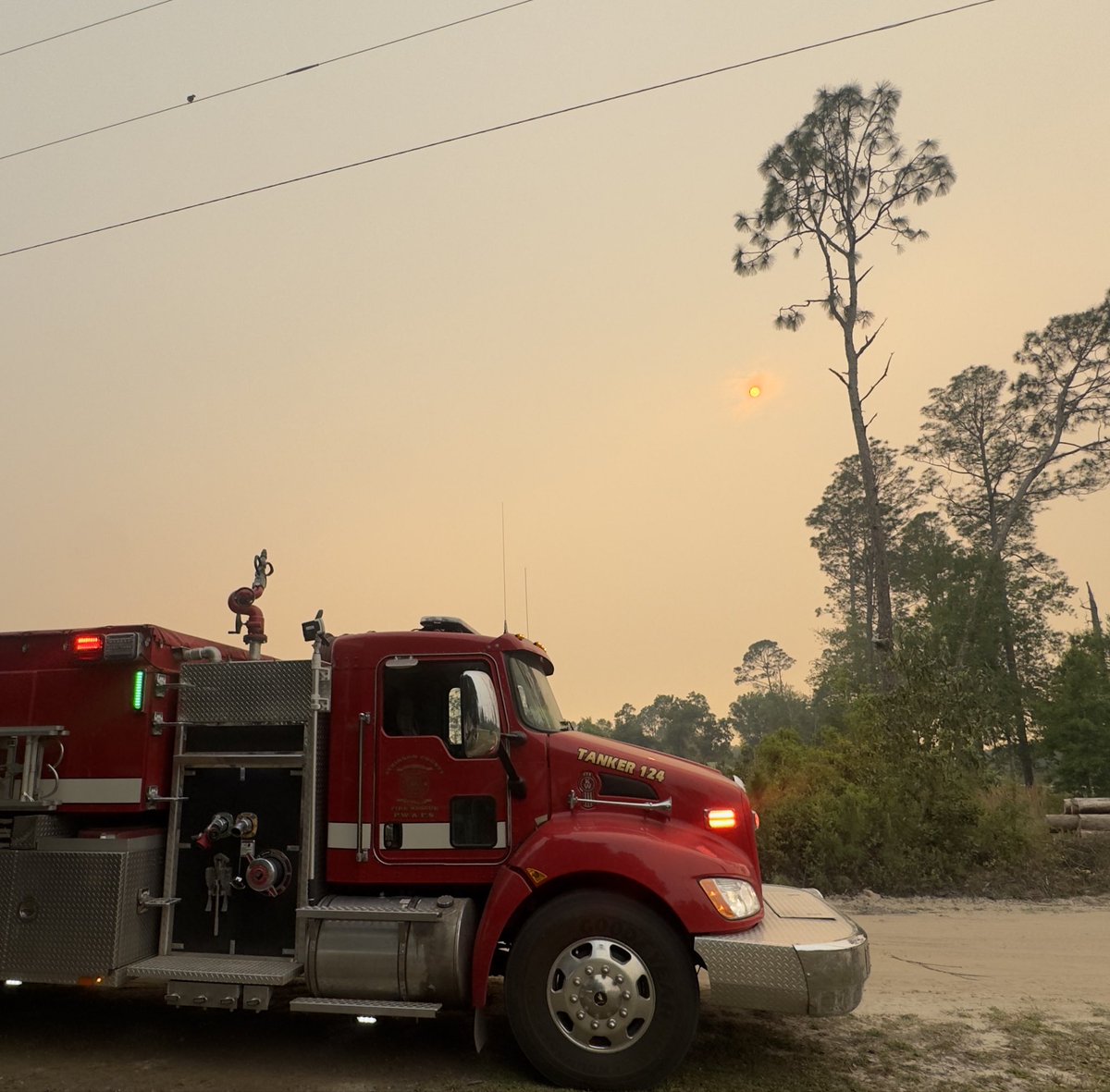 joekovacjr's tweet photo. Smoke from South Georgia forest fires all but blots out the late-day sun in the tiny Fruitland community east of Valdosta: https://t.co/PGLFi7GUmi https://t.co/kEtCCZuxR6