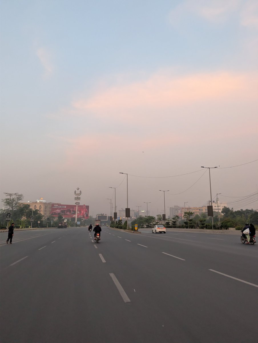 CasualRao's tweet image. Looks like smog is back in the menu boys!! Bad AQI today. Recorded it while I was out for cycling.

The pictures aren't doing any justice. 

#Lahore