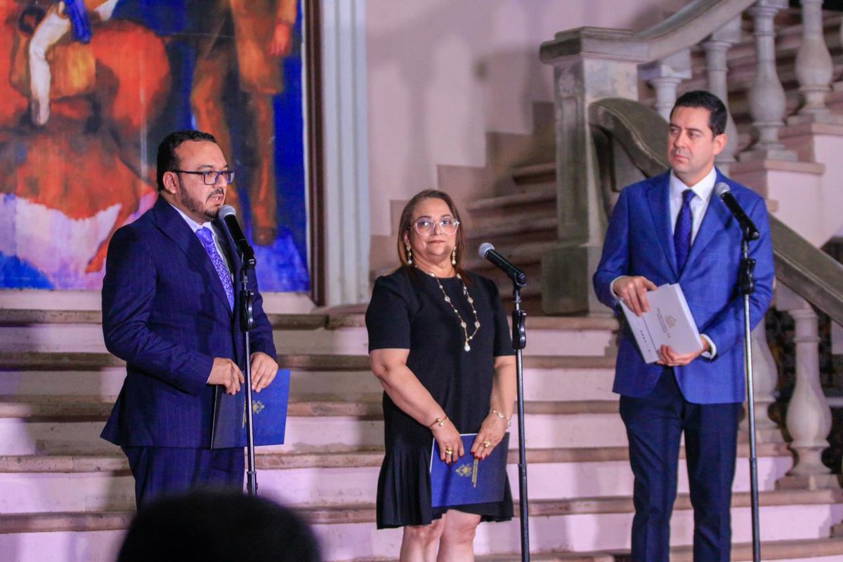 hnpresidencia's tweet photo. En conferencia de prensa, el secretario de Finanzas, Emilio Hernández Hércules, y la ministra de Educación, Ivette Arely Argueta, anunciaron una inversión histórica para dignificar la labor docente y seguir elevando la educación nacional.

Con la aprobación del Presupuesto 2026, se destina un aumento de L 3,196 millones para el pago de salarios a docentes en todo el país, reconociendo el esfuerzo, conquistas y compromiso de quienes forman a las nuevas generaciones de Honduras.

Además, se confirmó un aumento salarial para instructores PROHECO por más de L 357.6 millones y una gratificación para educadoras de CCEPREB y CEPB-U por L 191.6 millones.

Invertir en los maestros es invertir en el futuro de más de 1.7 millones de estudiantes.