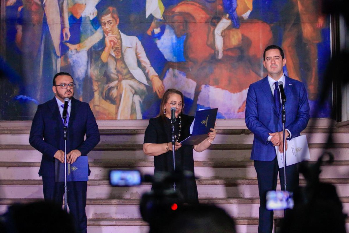 hnpresidencia's tweet photo. En conferencia de prensa, el secretario de Finanzas, Emilio Hernández Hércules, y la ministra de Educación, Ivette Arely Argueta, anunciaron una inversión histórica para dignificar la labor docente y seguir elevando la educación nacional.

Con la aprobación del Presupuesto 2026, se destina un aumento de L 3,196 millones para el pago de salarios a docentes en todo el país, reconociendo el esfuerzo, conquistas y compromiso de quienes forman a las nuevas generaciones de Honduras.

Además, se confirmó un aumento salarial para instructores PROHECO por más de L 357.6 millones y una gratificación para educadoras de CCEPREB y CEPB-U por L 191.6 millones.

Invertir en los maestros es invertir en el futuro de más de 1.7 millones de estudiantes.