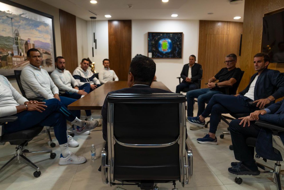 🚂🚂🚂🚂✅✅✅✅

El Ingeniero Velazquez en reunión con el nuevo CT del primer equipo de <a href="/CruzAzul/">CRUZ AZUL</a> 

El presidente considera que era momento de dar un golpe de autoridad y poner orden al interior del equipo. 

Velazquez pidió unión en el vestidor  y fortalecerse rumbo a la
