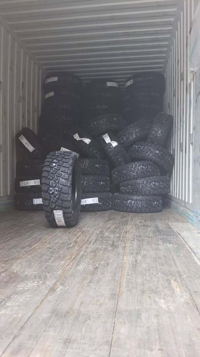 narcoblogger's tweet photo. 🇲🇽 | La estructura de seguridad en Jilotzingo colapsó desde adentro este miércoles 22 de abril, cuando el propio Director de Seguridad Ciudadana, Víctor Mendoza Landgrave, y cinco de sus subordinados fueron capturados mientras participaban activamente en el robo de un tractocamión. El mando policial no solo permitió el atraco, sino que fue detenido tras intentar sobornar a los agentes estatales para liberar a sus cómplices. El operativo, derivado de una alerta de robo con violencia en Santa María Mazatla, dejó al descubierto cómo la policía municipal servía de escolta y mano de obra para el crimen organizado en la zona.

Al llegar al lugar en la carretera Naucalpan-Ixtlahuaca, nuestro reportero en la zona confirmó que los uniformados municipales habían estacionado sus patrullas para bloquear la visibilidad mientras descargaban llantas del transporte robado hacia una camioneta particular. Los elementos de la Secretaría de Seguridad y la Guardia Nacional sorprendieron a dos policías de Jilotzingo literalmente dentro de la caja del tráiler. Esta detención es un golpe directo a las células que operan bajo el amparo institucional en el Estado de México, un territorio donde la "Operación Enjambre" sigue sacando a la luz que la línea entre la autoridad y el hampa ha desaparecido en municipios estratégicos para el trasiego de mercancía.

Lista de detenidos y objetos asegurados:
- Víctor Mendoza Landgrave (Director de Seguridad)
- Juan “N”, Jonathan “N”, Abel “N”, Francisco “N”, Rogelio “N” (Policías)
- Marcos “N”, Miguel “N”, Jarib “N”, Leonel “N” (Civiles)
- 2 unidades oficiales de la policía municipal
- 1 camioneta particular Nissan
- 5 armas de fuego (4 cortas 9mm y 1 larga 5.56)
- 134 cartuchos útiles y 6 teléfonos celulares

Este evento confirma la urgencia de la purga iniciada en noviembre de 2024, pues Jilotzingo se suma a la lista de municipios mexiquenses donde el control territorial no lo tiene el Estado, sino funcionarios que utilizan el presupuesto y las armas del pueblo para saquearlo. La caída de Mendoza Landgrave no es un hecho aislado, es el síntoma de una metástasis en las corporaciones locales que hoy duermen en las celdas de la Fiscalía en Atizapán de Zaragoza.