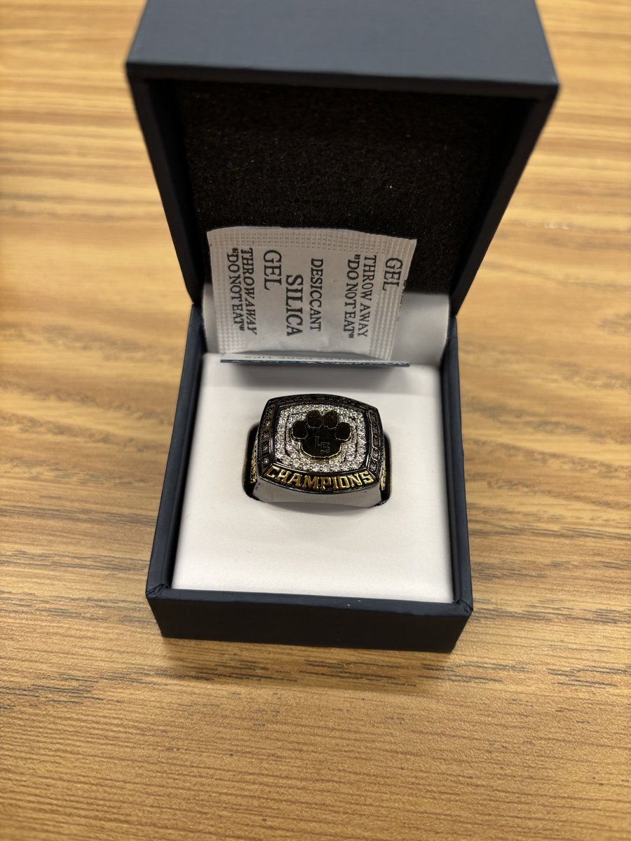 Julian7Manriqu's tweet photo. Received our hard earned rings today and the nostalgia kicked in 💔 #one #Statechamp #AGTG @lstigerfootball https://t.co/cZUBwpcMaT