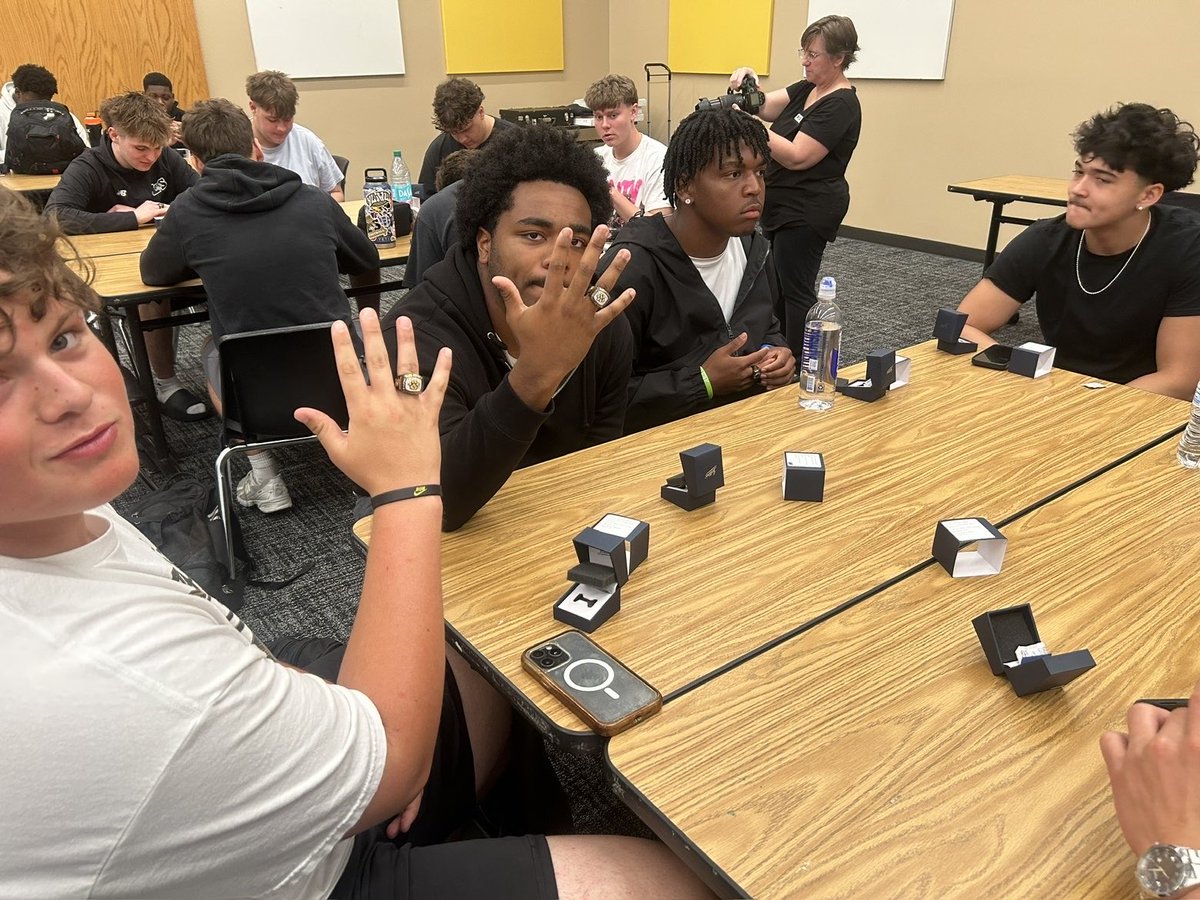 Julian7Manriqu's tweet photo. Received our hard earned rings today and the nostalgia kicked in 💔 #one #Statechamp #AGTG @lstigerfootball https://t.co/cZUBwpcMaT