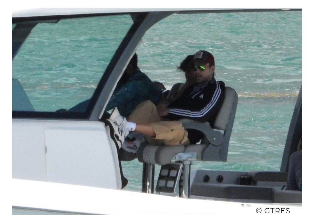 EIUPDATES_'s tweet photo. Enrique and his son Nicolás out for a yacht ride a few days ago /  Enrique y su hijo nicholas dando un paseo en yate hace unos días #enriqueiglesias https://t.co/WMx0cf8XuE