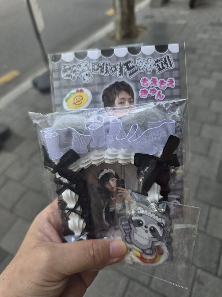 너무 귀엽네요 라쿤키링도 포카 홀더도
엽서도 귀여워요 프레임도~~네컷 촬영할때 
머리띠 준비해 주셨어용 센스쟁이~~
*^^*