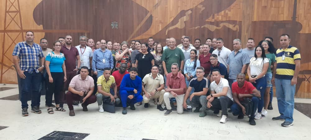 En <a href="/EnergiaMinasCub/">Ministerio de Energía y Minas Cuba 🇨🇺</a> con todos los participantes en la 6ta Edición del Curso para Directores y Reservas del Sistema MINEM.
Un espacio de formación y compromiso con el desarrollo sostenible del sector energético y minero.
#CubaEstáFirme