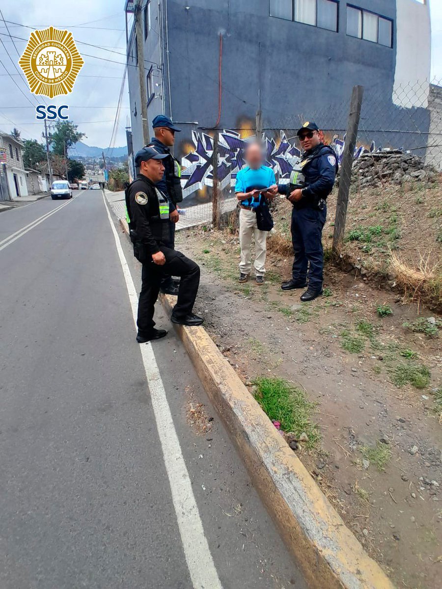 SSC_CDMX's tweet photo. #LaPolicíaCercaDeTi | Policías de los sectores #Padierna y #Hospitales realizan patrullajes y recorridos de proximidad con las y los vecinos de las colonias #SanPedroMártir y #PedregalDeSanNicolás, en la alcaldía @TlalpanAl, para entregar folletos informativos con medidas de prevención.
#ZonaSur
#JefaDeGobierno
@ClaraBrugadaM