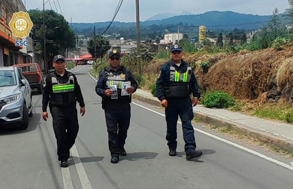 SSC_CDMX's tweet photo. #LaPolicíaCercaDeTi | Policías de los sectores #Padierna y #Hospitales realizan patrullajes y recorridos de proximidad con las y los vecinos de las colonias #SanPedroMártir y #PedregalDeSanNicolás, en la alcaldía @TlalpanAl, para entregar folletos informativos con medidas de prevención.
#ZonaSur
#JefaDeGobierno
@ClaraBrugadaM