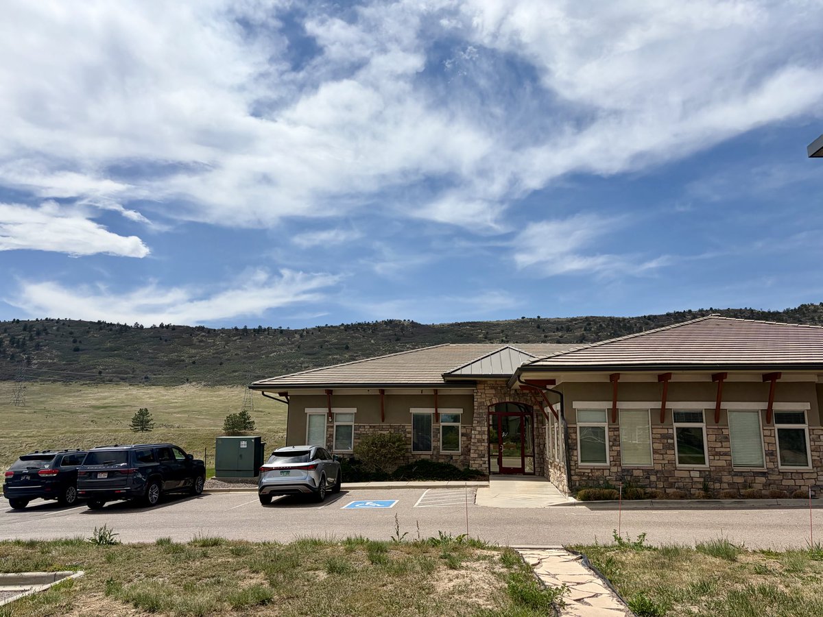 sontbv's tweet photo. Never thought my first workday in the US would be at an accounting firm in suburban Colorado, where all you can see around you is mountains. Scenes from Breaking Bad or Better Call Saul — now I’m seeing them in real life 😶 https://t.co/8ixUW23a32