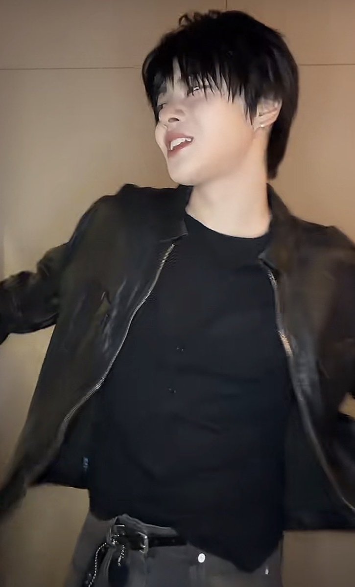 𝐡𝐲 tweet media