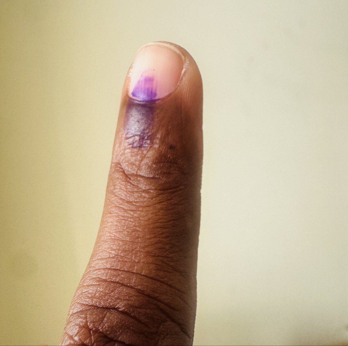 என் அருமை தமிழ்நாட்டு மக்களே…!!!

வாக்களிப்பது நம் உரிமை மற்றும் தலையாய கடமை. நான் என் உரிமையை என் வாக்கு சாவடியில் முதல் வாக்காக நிலைநாட்டி விட்டேன். உங்கள் ஒவ்வொரு வாக்கும் தான் வரும் ஐந்து ஆண்டு கால தமிழ்நாட்டின் எதிர்காலம்…!!!

பிரிவினை சக்திகளை விரட்டியடிக்கவும் கவர்ச்சி