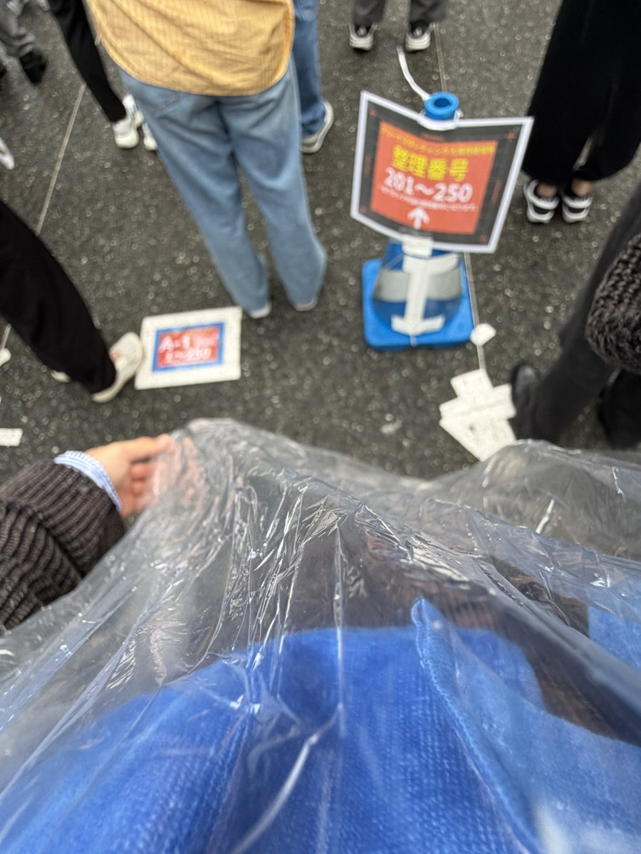 BNR_3_2's tweet photo. 福岡day2でアリーナは傘持って行けなくて濡れながら待ってたらカッパくれたクッソ優しい人本当にありがとうございました🙇‍♂️
ヌー民優しすぎる😭

#KingGnuCENTRALTour2026 https://t.co/C9uuPpmOql