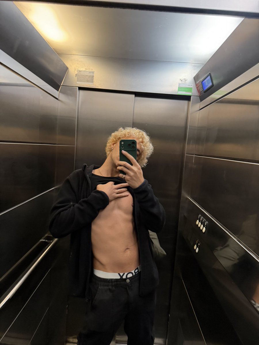JasRolyn's tweet photo. @theasherbieber Both 👀🤤 https://t.co/3OtAFYdAEn