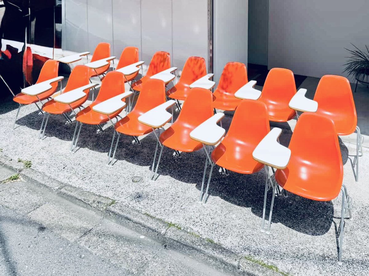 アメリカンヴィンテージチェア　2脚　オレンジ・ホワイト Herman Miller Eames Chair Orange” アメリカから60年前の椅子が60脚